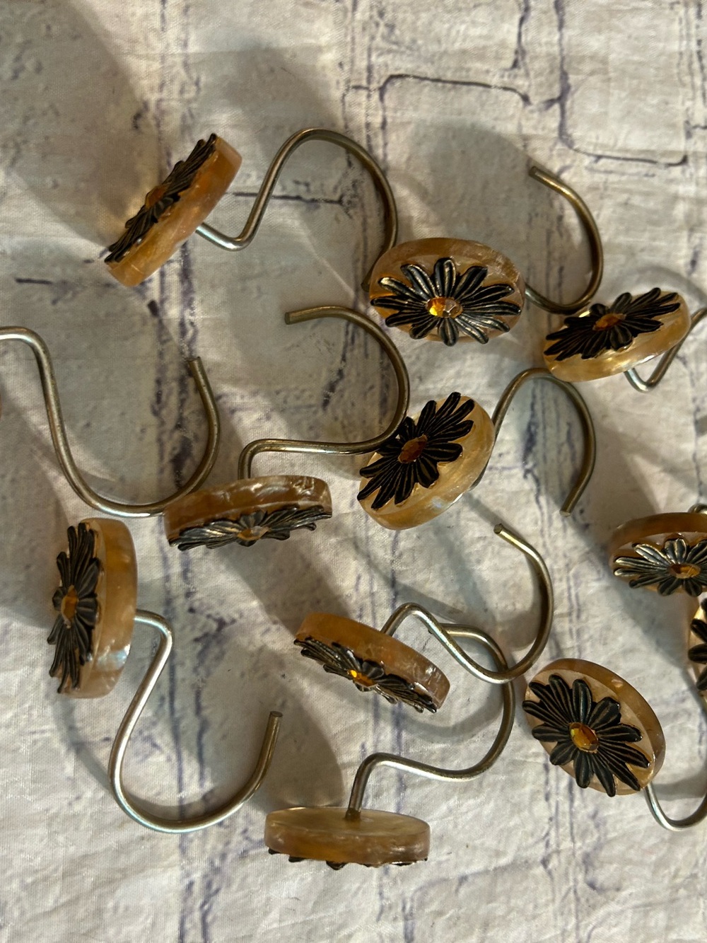 VINTAGE DAISY RUSTIC BRONZE DESIGN CENTER YELLOW GEM CURTAIN HOOKS (12)